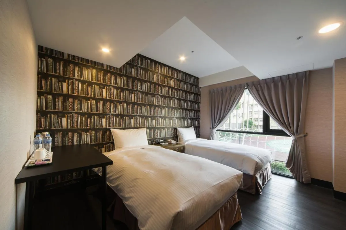 Image 1 of Hotel Fun – Linsen