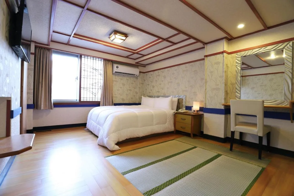 Image 1 of Phoenix Pavilion Hot Spring Hotel