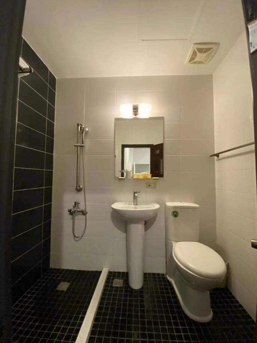 Image 3 of Queens Hotel