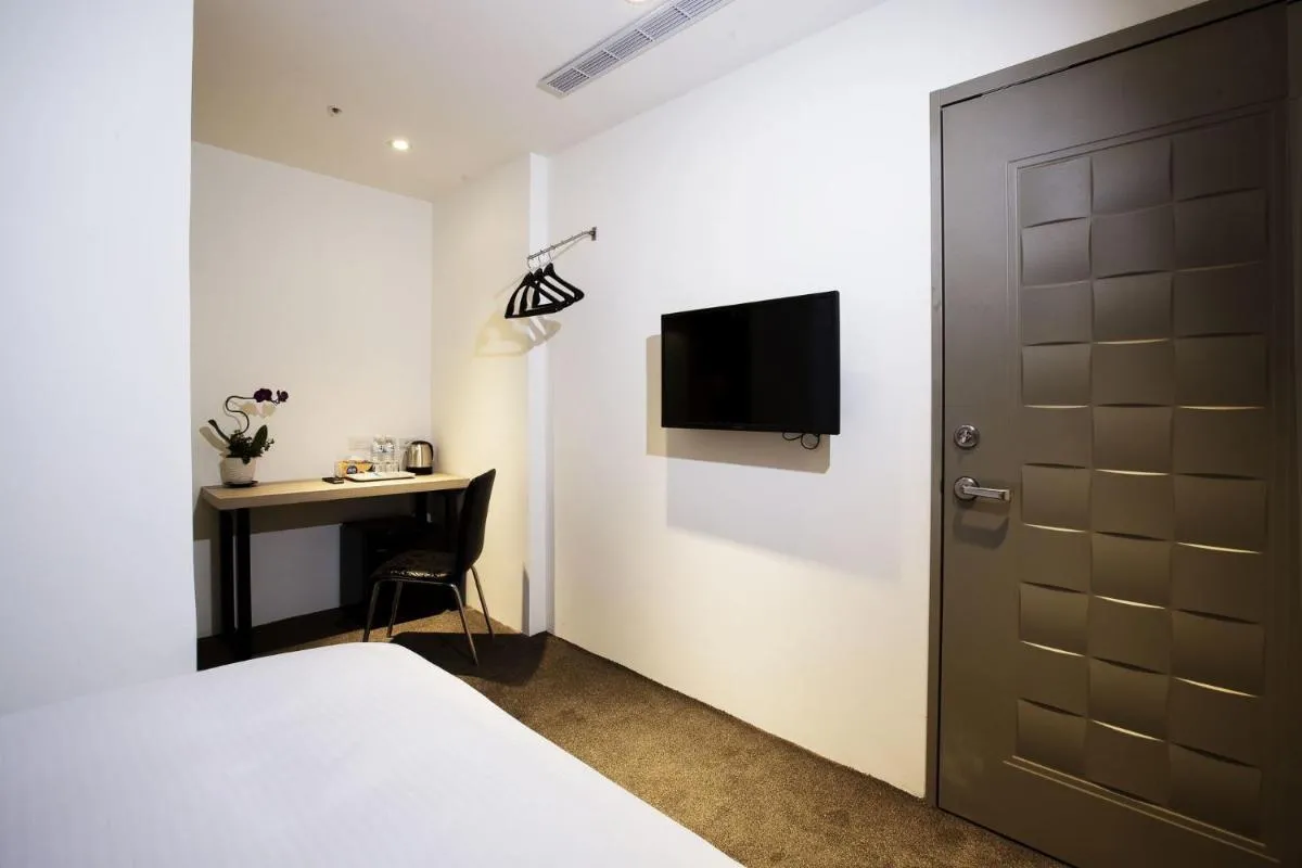 Image 4 of Queens Hotel II