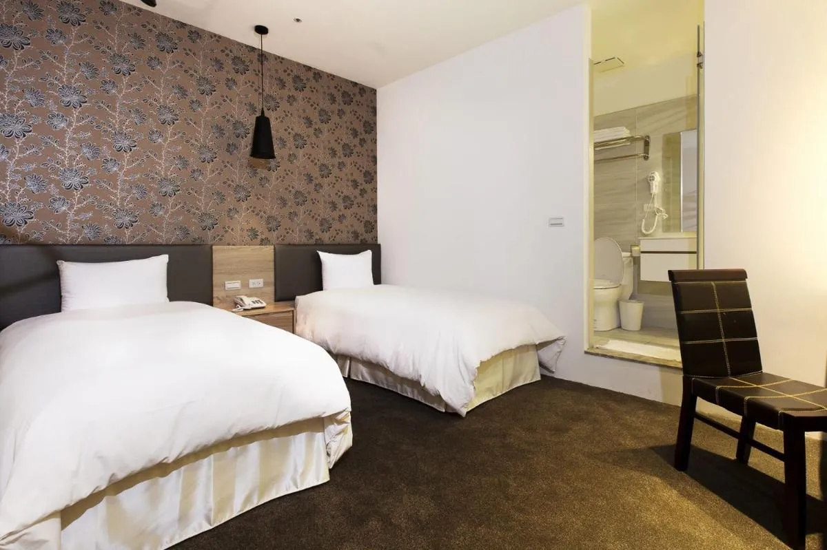 Image 1 of Queens Hotel II
